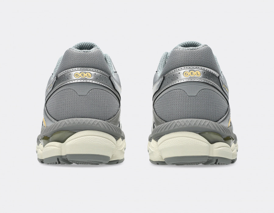 Sneaker ASICS Gel-Cumulus 16 Cream Clay Grey en mesh crème avec détails gris argile, amorti GEL et silhouette rétro-running premium.