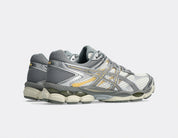 Sneaker ASICS Gel-Cumulus 16 Cream Clay Grey en mesh crème avec détails gris argile, amorti GEL et silhouette rétro-running premium.