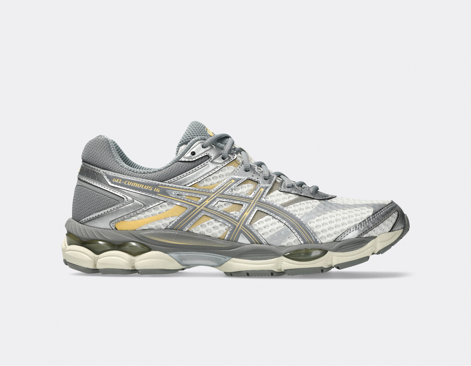 Sneaker ASICS Gel-Cumulus 16 Cream Clay Grey en mesh crème avec détails gris argile, amorti GEL et silhouette rétro-running premium.