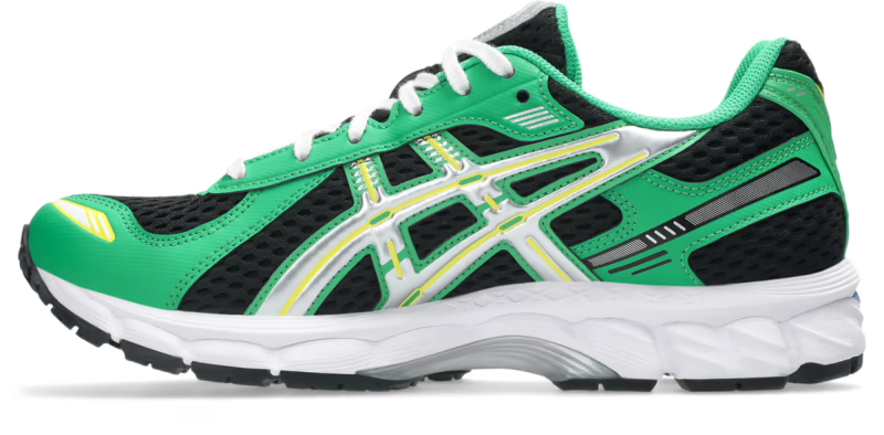 ASICS Gel-Kayano 12.1 Black Cilantro noire et verte avec empeigne en mesh technique, renforts superposés et semelle à technologie GEL vue de profil intérieur. 