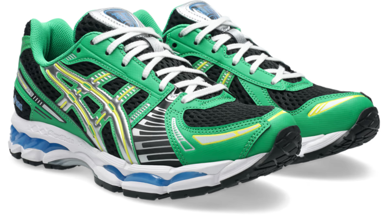 ASICS Gel-Kayano 12.1 Black Cilantro noire et verte avec empeigne en mesh technique, renforts superposés et semelle à technologie GEL vue de 3/4 face. 