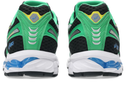 ASICS Gel-Kayano 12.1 Black Cilantro noire et verte avec empeigne en mesh technique, renforts superposés et semelle à technologie GEL vue de derrière. 