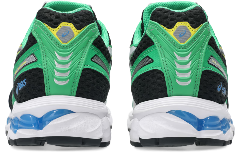 ASICS Gel-Kayano 12.1 Black Cilantro noire et verte avec empeigne en mesh technique, renforts superposés et semelle à technologie GEL vue de derrière. 