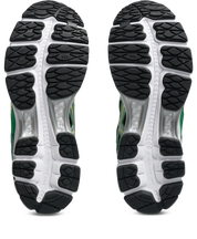 ASICS Gel-Kayano 12.1 Black Cilantro noire et verte avec empeigne en mesh technique, renforts superposés et semelle à technologie GEL vue de dessous. 