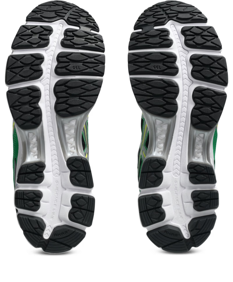 ASICS Gel-Kayano 12.1 Black Cilantro noire et verte avec empeigne en mesh technique, renforts superposés et semelle à technologie GEL vue de dessous. 
