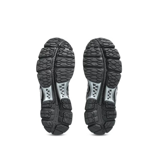 ASICS Gel-Kayano 12.1 Black Pure Silver en mesh noir avec détails argentés métallisés, amorti GEL et silhouette rétro-running technique.