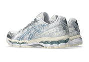 ASICS Gel-Kayano 12.1 Silver Ice Blue en mesh argenté avec détails bleu glacier, amorti GEL et silhouette rétro-running technique.