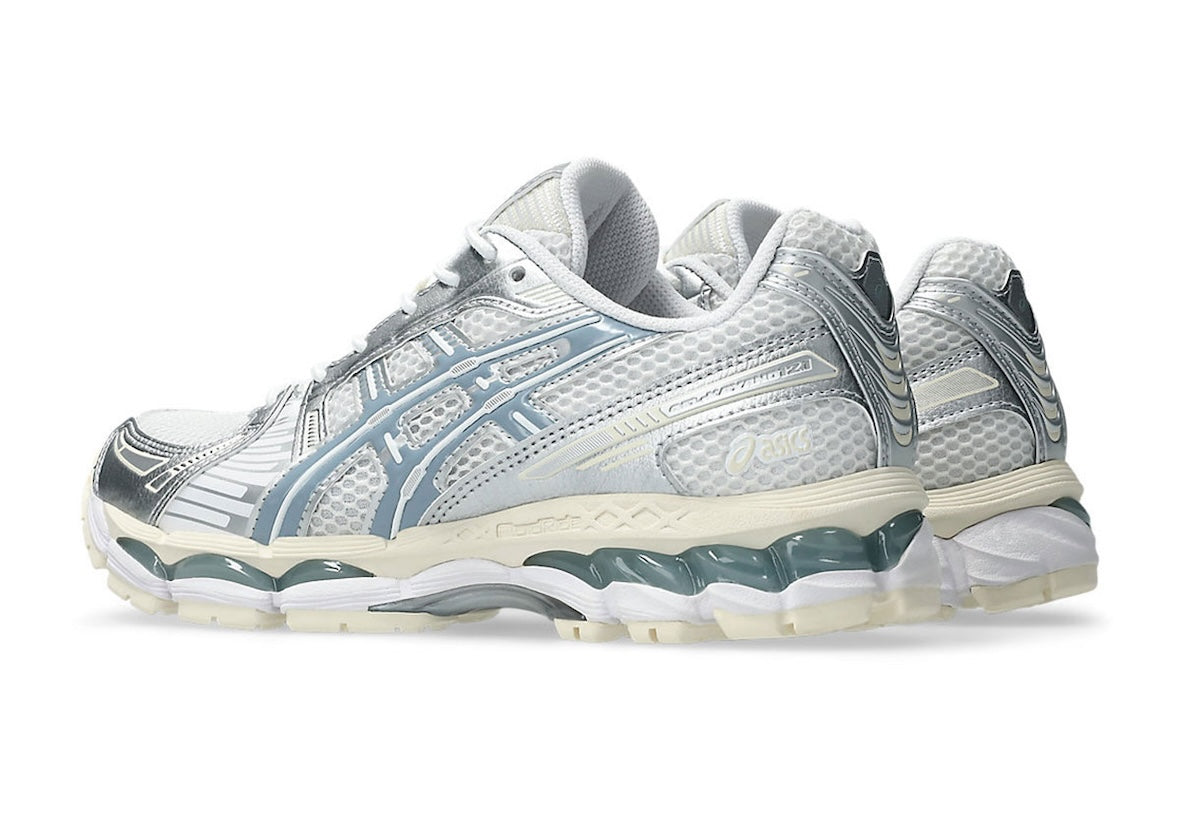 ASICS Gel-Kayano 12.1 Silver Ice Blue en mesh argenté avec détails bleu glacier, amorti GEL et silhouette rétro-running technique.