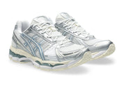 ASICS Gel-Kayano 12.1 Silver Ice Blue en mesh argenté avec détails bleu glacier, amorti GEL et silhouette rétro-running technique.