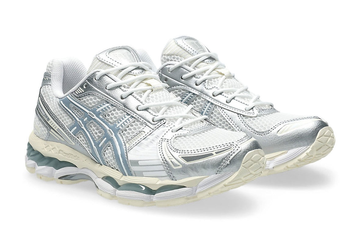 ASICS Gel-Kayano 12.1 Silver Ice Blue en mesh argenté avec détails bleu glacier, amorti GEL et silhouette rétro-running technique.