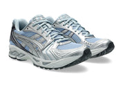 ASICS GEL-KAYANO 14 Dolphin Grey Pure Silver avec tige en mesh gris respirant, empiècements argentés, amorti GEL, système TRUSSTIC et semelle en caoutchouc.
