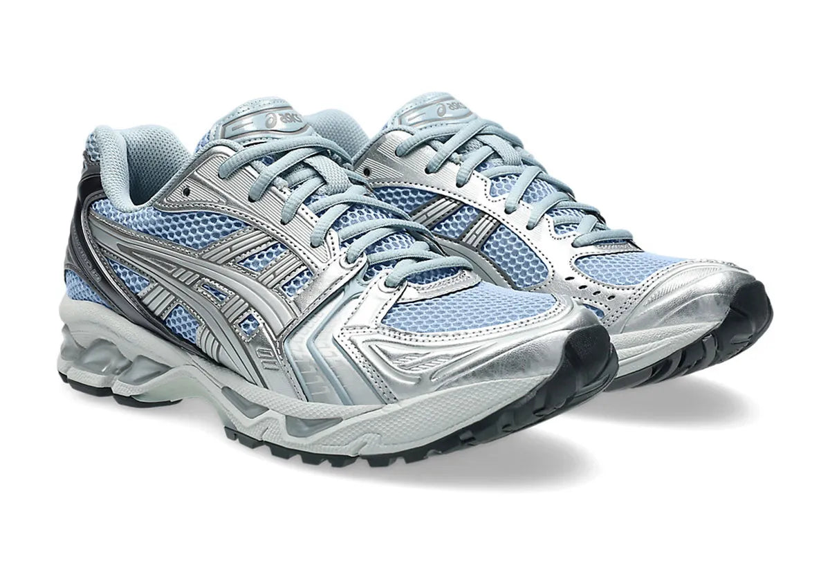ASICS GEL-KAYANO 14 Dolphin Grey Pure Silver avec tige en mesh gris respirant, empiècements argentés, amorti GEL, système TRUSSTIC et semelle en caoutchouc.