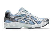 ASICS GEL-KAYANO 14 Dolphin Grey Pure Silver avec tige en mesh gris respirant, empiècements argentés, amorti GEL, système TRUSSTIC et semelle en caoutchouc.