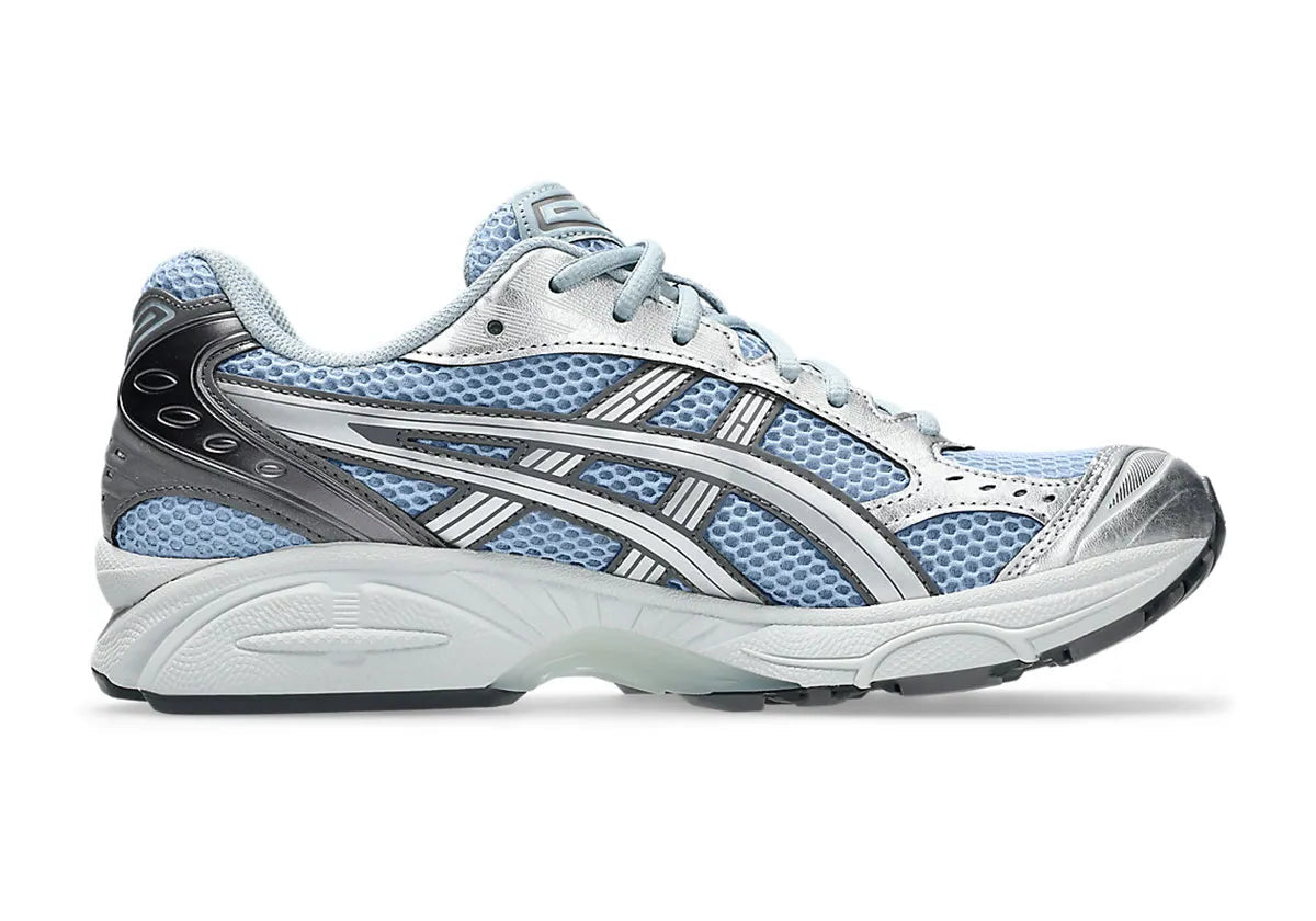 ASICS GEL-KAYANO 14 Dolphin Grey Pure Silver avec tige en mesh gris respirant, empiècements argentés, amorti GEL, système TRUSSTIC et semelle en caoutchouc.