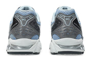 ASICS GEL-KAYANO 14 Dolphin Grey Pure Silver avec tige en mesh gris respirant, empiècements argentés, amorti GEL, système TRUSSTIC et semelle en caoutchouc.