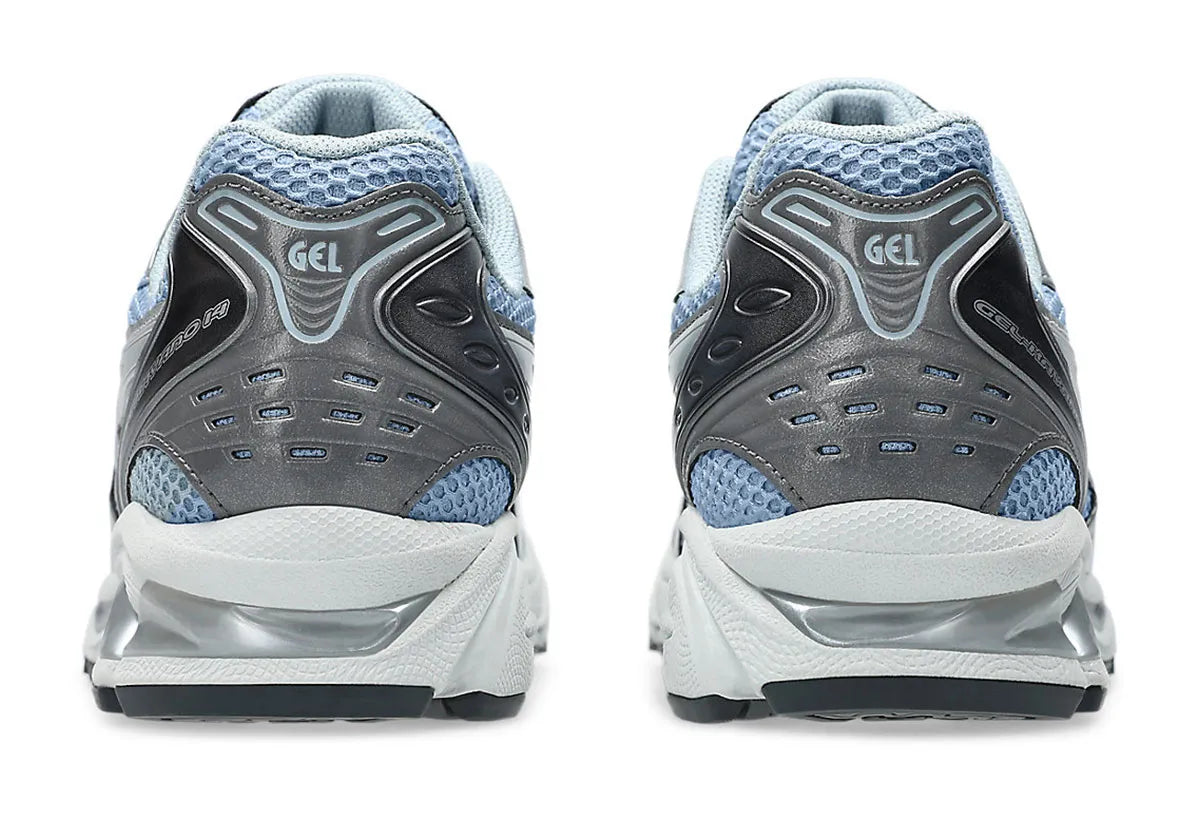 ASICS GEL-KAYANO 14 Dolphin Grey Pure Silver avec tige en mesh gris respirant, empiècements argentés, amorti GEL, système TRUSSTIC et semelle en caoutchouc.