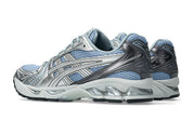 ASICS GEL-KAYANO 14 Dolphin Grey Pure Silver avec tige en mesh gris respirant, empiècements argentés, amorti GEL, système TRUSSTIC et semelle en caoutchouc.