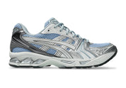 ASICS GEL-KAYANO 14 Dolphin Grey Pure Silver avec tige en mesh gris respirant, empiècements argentés, amorti GEL, système TRUSSTIC et semelle en caoutchouc.