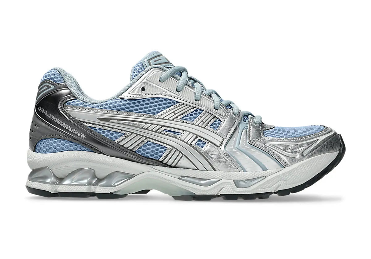 ASICS GEL-KAYANO 14 Dolphin Grey Pure Silver avec tige en mesh gris respirant, empiècements argentés, amorti GEL, système TRUSSTIC et semelle en caoutchouc.