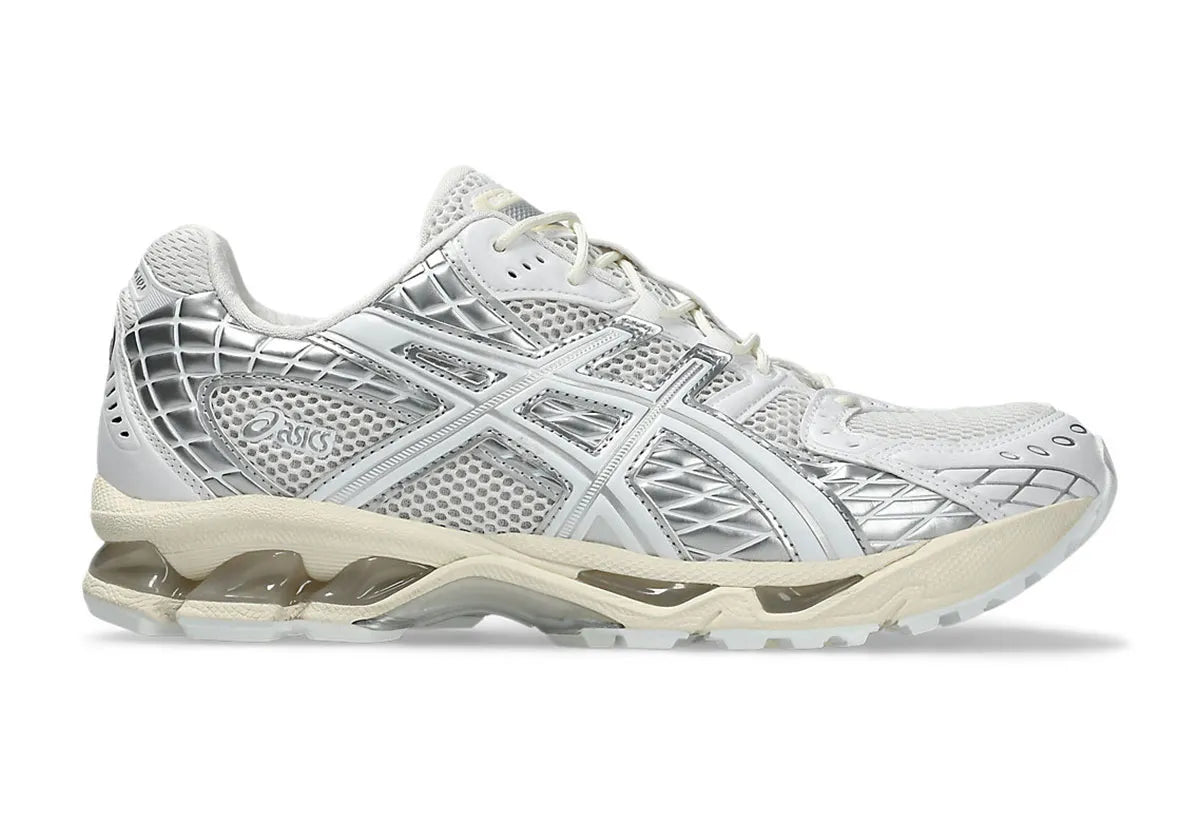 Image de la ASICS Gel-Nimbus 10.1 White Pure Silver, sneaker running en mesh blanc et cuir synthétique argenté, avec technologie GEL™ amortissante, semelle épaisse EVA et design rétro 2000s