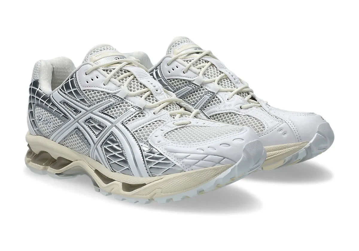 Image de la ASICS Gel-Nimbus 10.1 White Pure Silver, sneaker running en mesh blanc et cuir synthétique argenté, avec technologie GEL™ amortissante, semelle épaisse EVA et design rétro 2000s