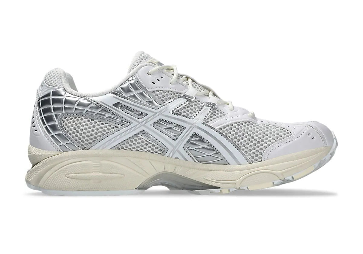 Image de la ASICS Gel-Nimbus 10.1 White Pure Silver, sneaker running en mesh blanc et cuir synthétique argenté, avec technologie GEL™ amortissante, semelle épaisse EVA et design rétro 2000s