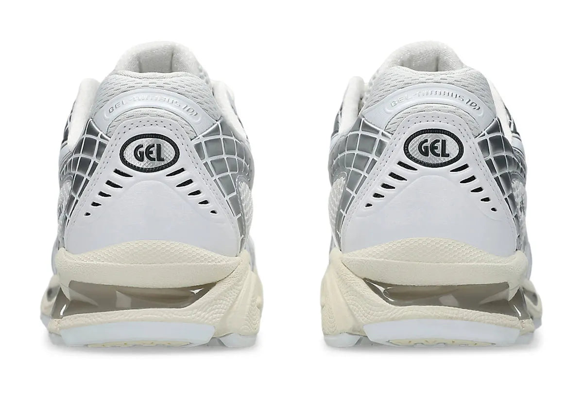 Image de la ASICS Gel-Nimbus 10.1 White Pure Silver, sneaker running en mesh blanc et cuir synthétique argenté, avec technologie GEL™ amortissante, semelle épaisse EVA et design rétro 2000s