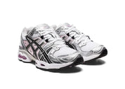 Sneaker ASICS Gel-Nimbus 9 White Black Light Pink en mesh blanc avec détails noirs et roses, amorti GEL et design rétro-running inspiré des années 2000.