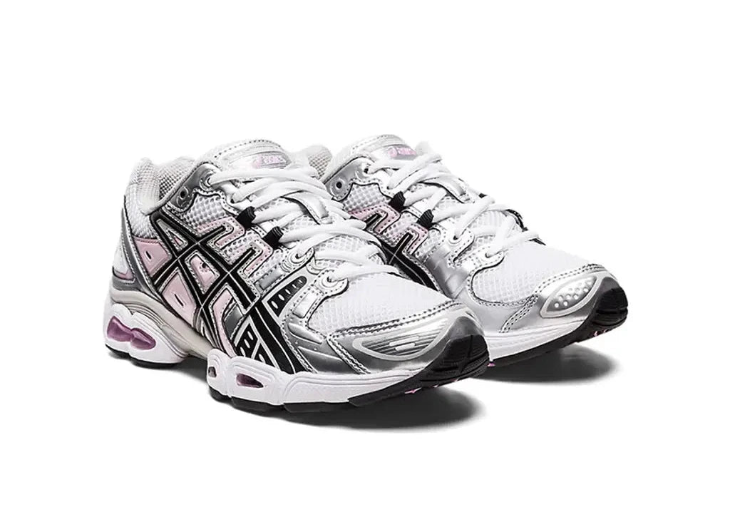 Sneaker ASICS Gel-Nimbus 9 White Black Light Pink en mesh blanc avec détails noirs et roses, amorti GEL et design rétro-running inspiré des années 2000.