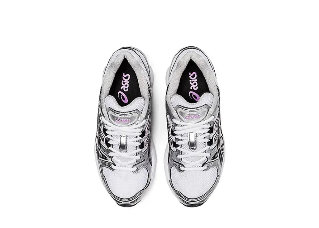 Sneaker ASICS Gel-Nimbus 9 White Black Light Pink en mesh blanc avec détails noirs et roses, amorti GEL et design rétro-running inspiré des années 2000.