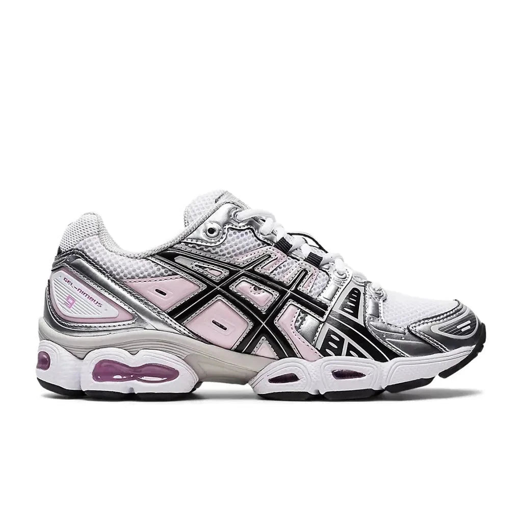 Sneaker ASICS Gel-Nimbus 9 White Black Light Pink en mesh blanc avec détails noirs et roses, amorti GEL et design rétro-running inspiré des années 2000.