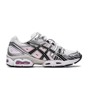 Sneaker ASICS Gel-Nimbus 9 White Black Light Pink en mesh blanc avec détails noirs et roses, amorti GEL et design rétro-running inspiré des années 2000.