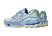 ASICS Gel-NYC Airy Blue Stone Wash, sneaker running lifestyle avec tige en mesh et daim, coloris bleu clair et Stone Wash, et amorti GEL™ haute performance. (vue de 3/4 arrière)