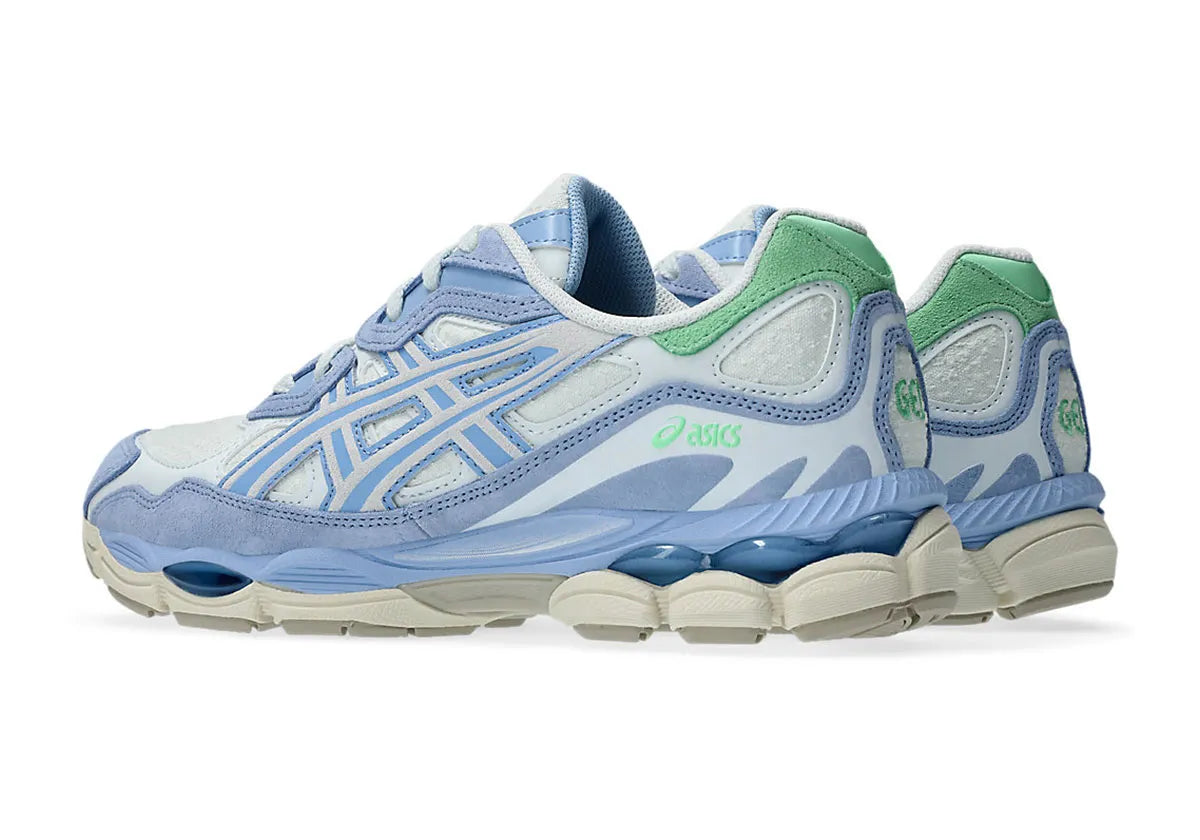 ASICS Gel-NYC Airy Blue Stone Wash, sneaker running lifestyle avec tige en mesh et daim, coloris bleu clair et Stone Wash, et amorti GEL™ haute performance. (vue de 3/4 arrière)