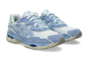 ASICS Gel-NYC Airy Blue Stone Wash, sneaker running lifestyle avec tige en mesh et daim, coloris bleu clair et Stone Wash, et amorti GEL™ haute performance. (vue de 3/4)
