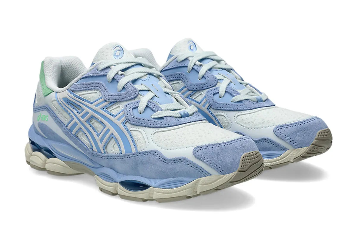 ASICS Gel-NYC Airy Blue Stone Wash, sneaker running lifestyle avec tige en mesh et daim, coloris bleu clair et Stone Wash, et amorti GEL™ haute performance. (vue de 3/4)