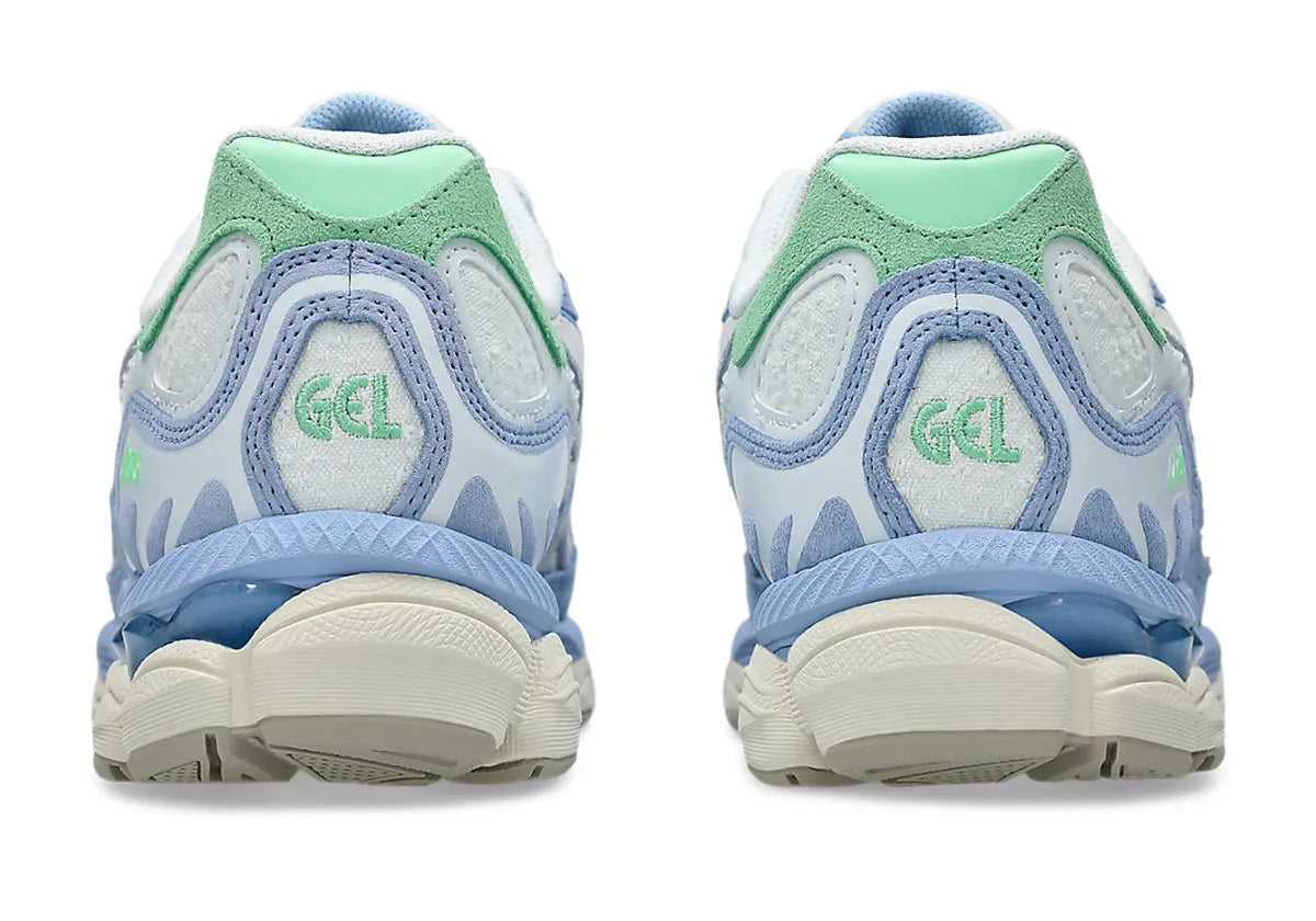 ASICS Gel-NYC Airy Blue Stone Wash, sneaker running lifestyle avec tige en mesh et daim, coloris bleu clair et Stone Wash, et amorti GEL™ haute performance. (vue de derrière)