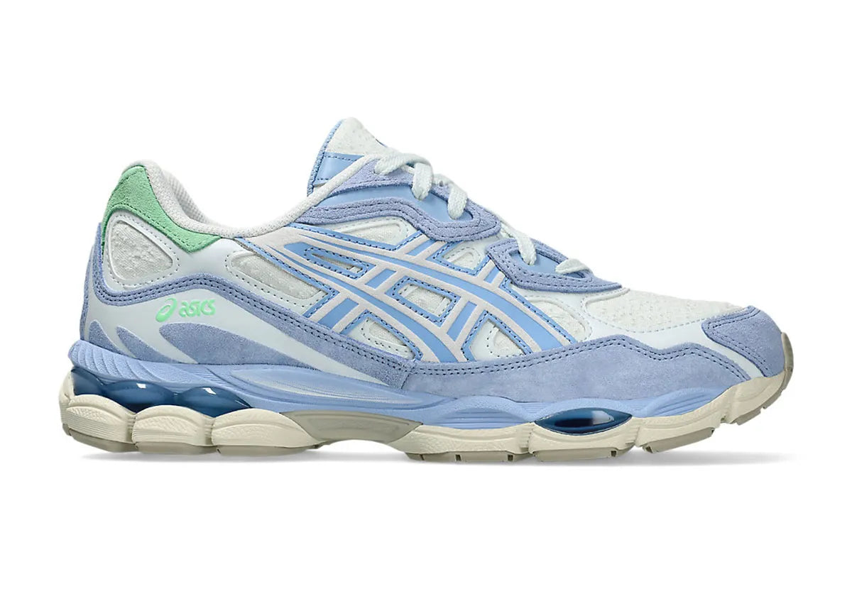 ASICS Gel-NYC Airy Blue Stone Wash, sneaker running lifestyle avec tige en mesh et daim, coloris bleu clair et Stone Wash, et amorti GEL™ haute performance. (vue de profil)