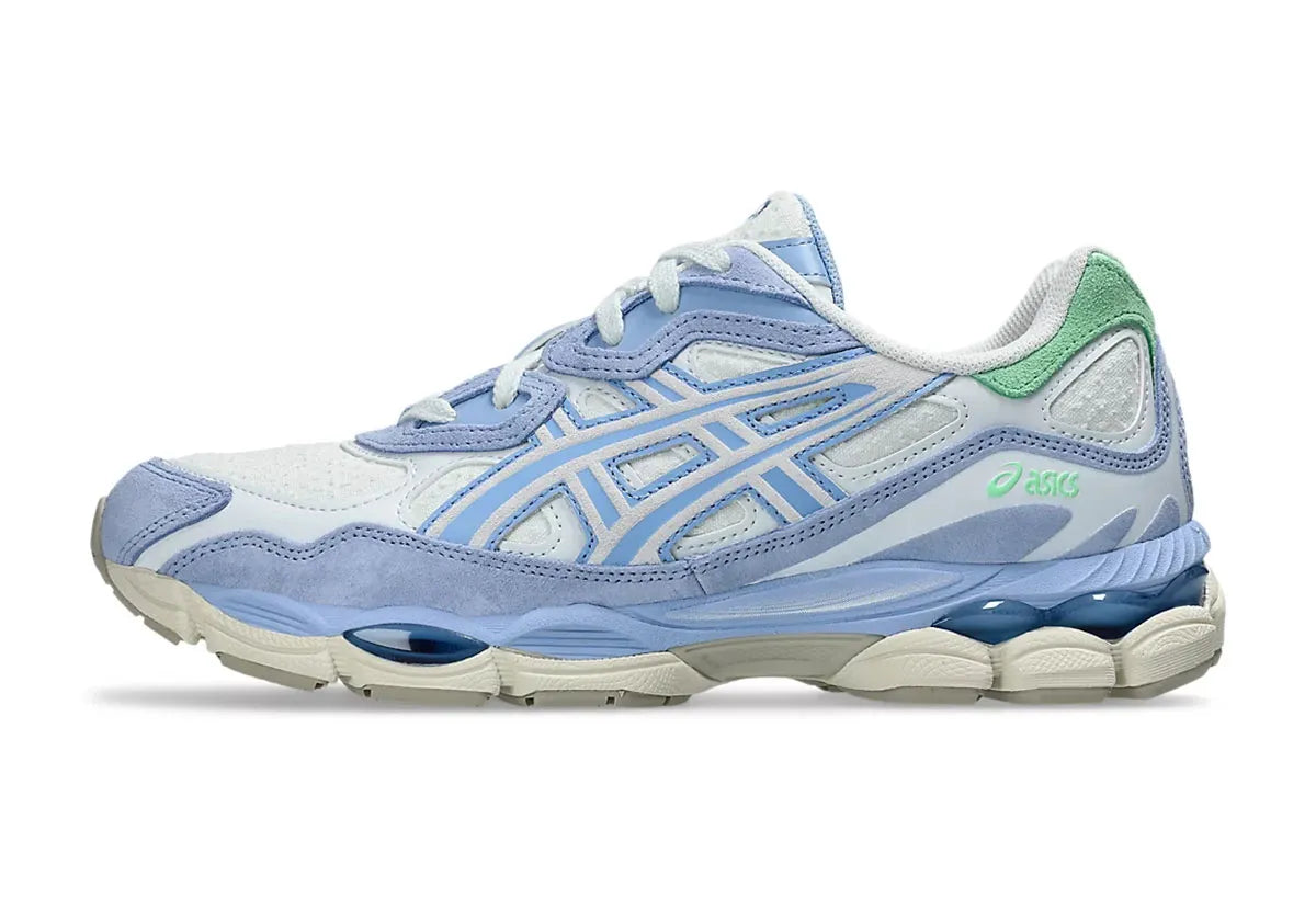 ASICS Gel-NYC Airy Blue Stone Wash, sneaker running lifestyle avec tige en mesh et daim, coloris bleu clair et Stone Wash, et amorti GEL™ haute performance. (vue de profil)