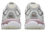 Sneakers ASICS Gel-NYC Concrete Barely Rose en mesh technique respirant avec amorti GEL® premium et détails synthétiques raffinés.Vue arrière 