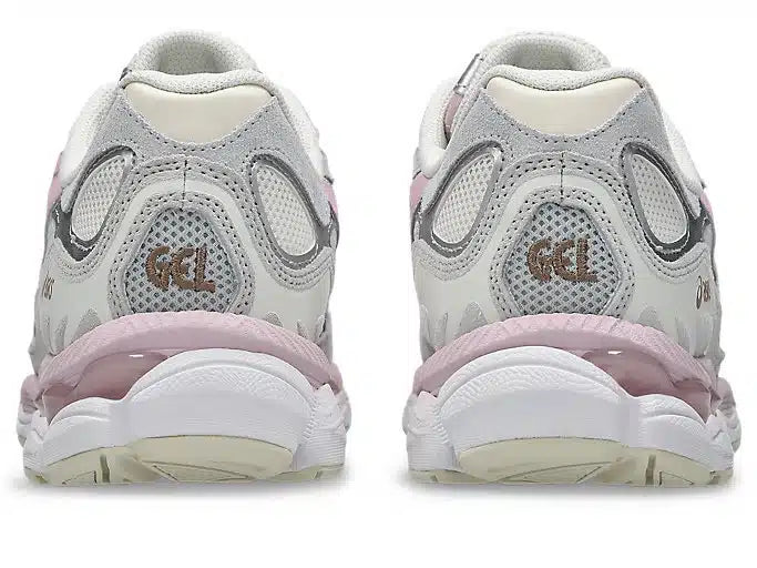 Sneakers ASICS Gel-NYC Concrete Barely Rose en mesh technique respirant avec amorti GEL® premium et détails synthétiques raffinés.Vue arrière 