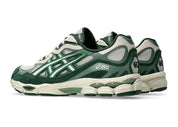 Baskets ASICS Gel-NYC Smoke Grey Formal Garden – silhouette moderne et polyvalente alliant confort et performance, vert et beige, vue de dos 3/4