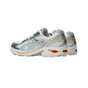 Image de la ASICS GT-2160 Miami Dolphins, sneaker en mesh blanc avec superpositions argentées, accents turquoise et orange, et semelle dotée de la technologie GEL™. (vue de 3/4 arrière)
