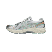 Image de la ASICS GT-2160 Miami Dolphins, sneaker en mesh blanc avec superpositions argentées, accents turquoise et orange, et semelle dotée de la technologie GEL™. (vue de profil intérieur)
