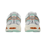 Image de la ASICS GT-2160 Miami Dolphins, sneaker en mesh blanc avec superpositions argentées, accents turquoise et orange, et semelle dotée de la technologie GEL™. (vue de derrière)