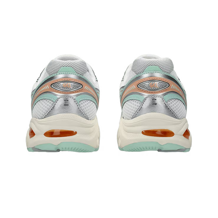 Image de la ASICS GT-2160 Miami Dolphins, sneaker en mesh blanc avec superpositions argentées, accents turquoise et orange, et semelle dotée de la technologie GEL™. (vue de derrière)