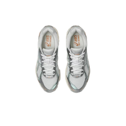 Image de la ASICS GT-2160 Miami Dolphins, sneaker en mesh blanc avec superpositions argentées, accents turquoise et orange, et semelle dotée de la technologie GEL™. (vue de dessus)