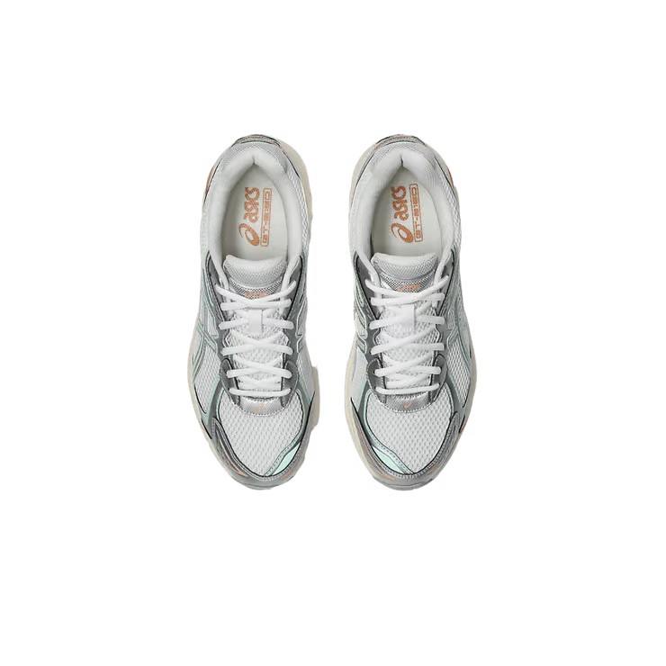 Image de la ASICS GT-2160 Miami Dolphins, sneaker en mesh blanc avec superpositions argentées, accents turquoise et orange, et semelle dotée de la technologie GEL™. (vue de dessus)