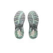 Image de la ASICS GT-2160 Miami Dolphins, sneaker en mesh blanc avec superpositions argentées, accents turquoise et orange, et semelle dotée de la technologie GEL™. (vue semelle)