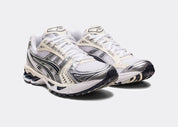 Chaussure de running asics blanche et argentée à detail bleu nuit vue de 3/4 face